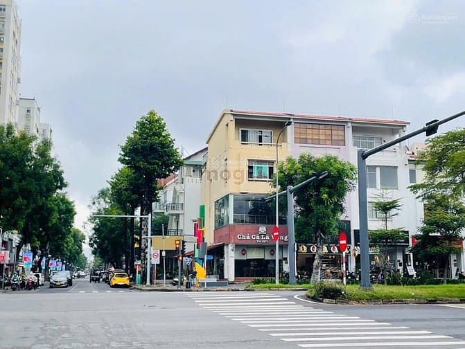 Cho thuê gấp Nhà phố góc Mỹ Toàn 3 mặt tiền Nguyễn Văn Linh - 210m²