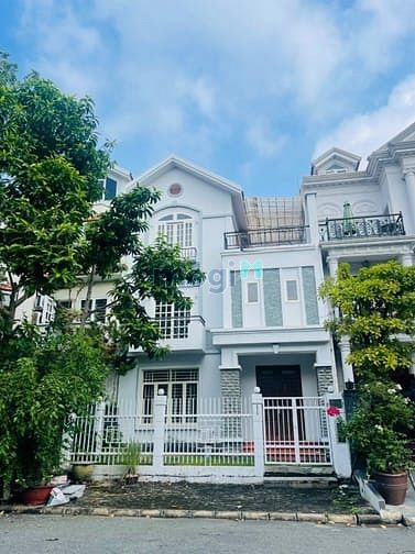 Biệt thự sân vườn Hưng Thái - Phú Mỹ Hưng 200m² giá 35 triệu/tháng - Cơ hội hiếm có!