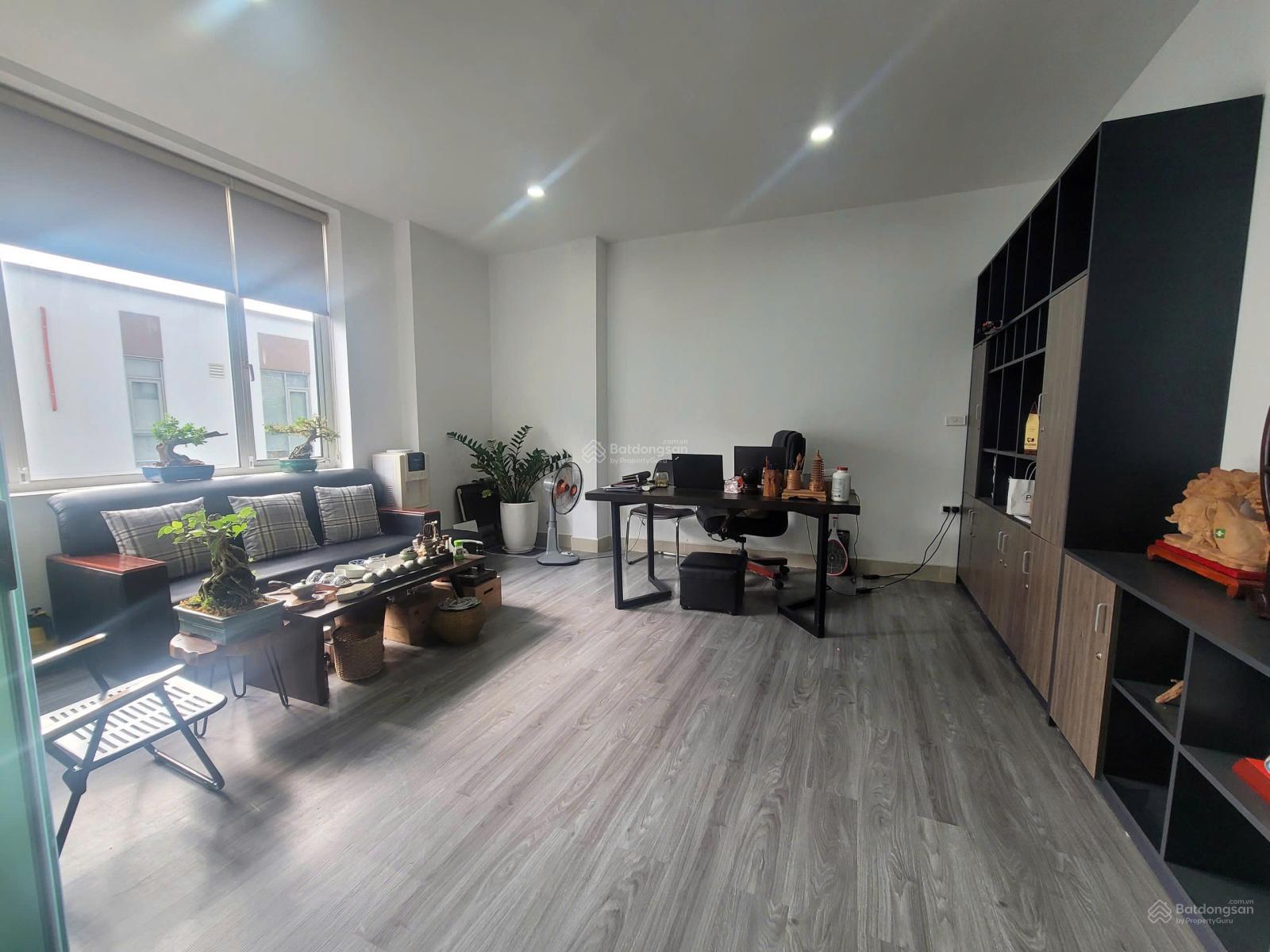 Cho thuê văn phòng khu Cầu Giấy 55m² giá 8 triệu - Chỗ đỗ ô tô tiện lợi!