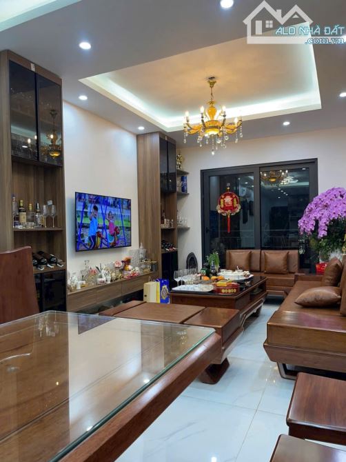 Mặt phố Ba Đình 61m² giá 30.8 tỷ - Kinh doanh đỉnh cao, thang máy hiện đại!