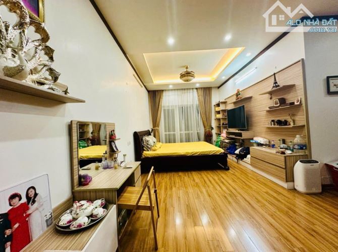 Bán nhà lô góc phố Lạc Long Quân 110m² giá 33 tỷ - Thiết kế cổ điển sang trọng!