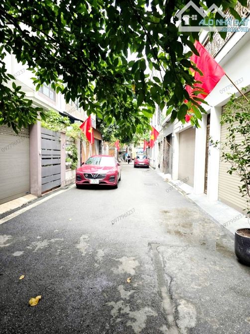 Bán nhà Xuân La 90m² giá 29.8 tỷ - Sang trọng, đẳng cấp với thang máy