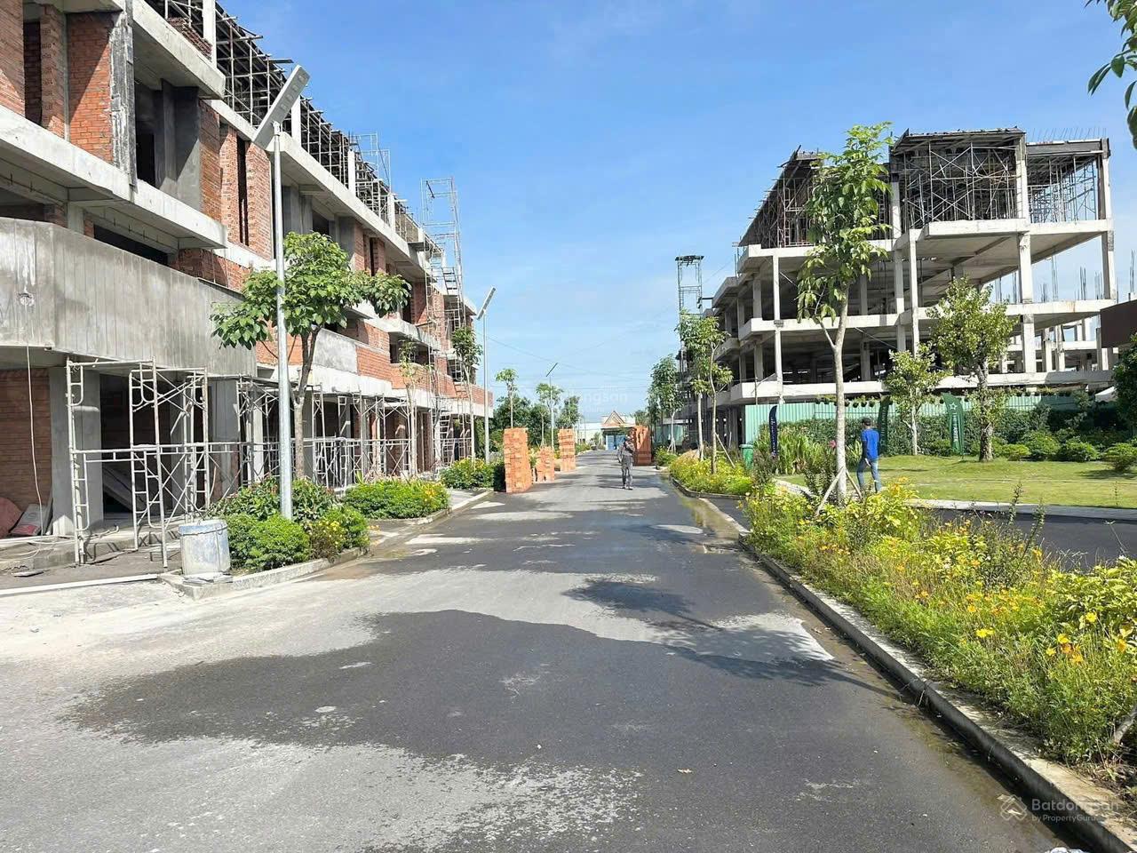 Nhà phố shophouse The Larita Bến Lức 304m² chỉ 3.6 tỷ - Cơ hội đầu tư hấp dẫn!