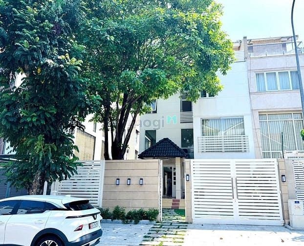 Biệt thự song lập 233.4m² giá 40 tỷ - Sân vườn rộng thoáng