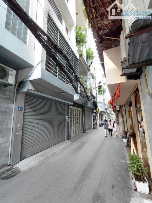 Nhà đẹp Ba Đình lô góc 55m² giá chỉ nhỉnh 11 tỷ - Cơ hội hiếm có!