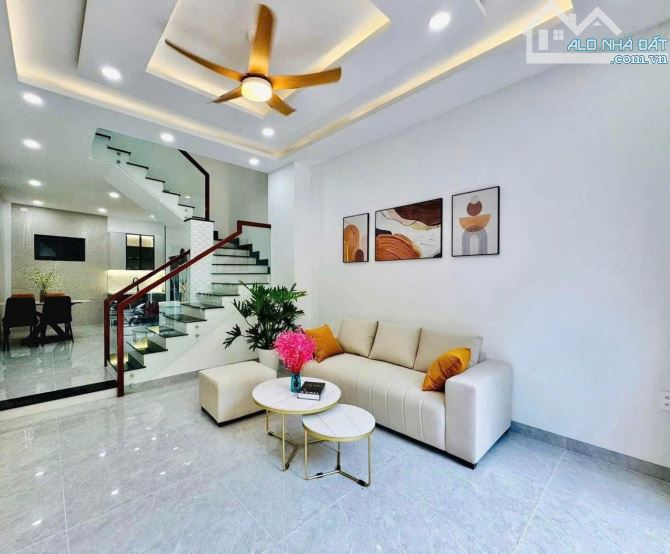 Bán nhà 62m² Đoàn Văn Bơ, Quận 4 chỉ 2.24 tỷ - Cơ hội hiếm có!
