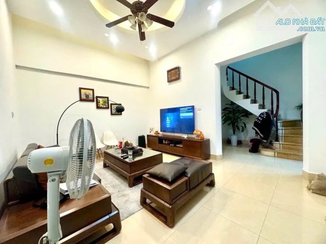 Bán Nhà Riêng Kim Mã 61m² giá 15.6 tỷ - Vị trí đắc địa, cơ hội hiếm có!