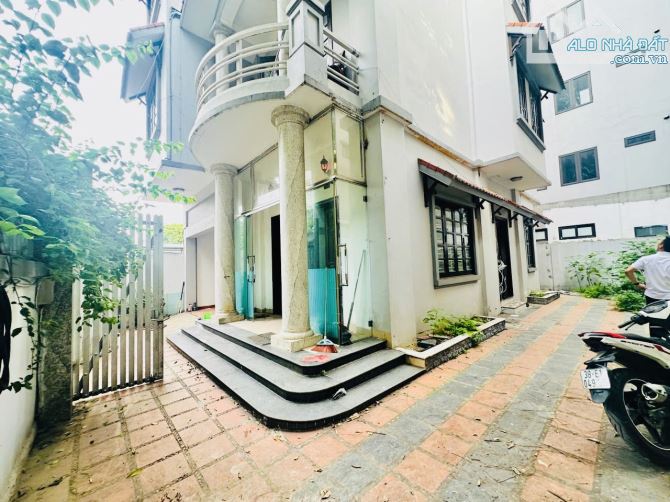 Cho thuê nhà nguyên căn 200m² phố Việt Hưng - Đường rộng, vỉa hè thoáng