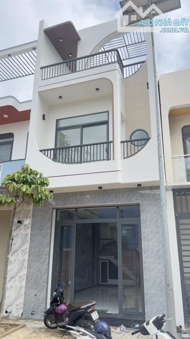 Nhà 1 Trệt 1 Lầu 120m² giá 2.1 tỷ - Sân rộng để ô tô