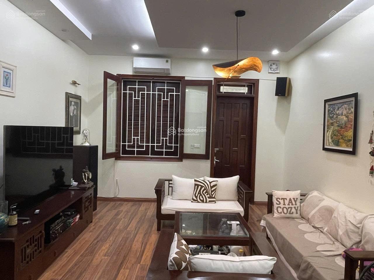 Nhà liền kề Hoàng Quốc Việt 100m² giá 40 triệu - Cơ hội thuê hấp dẫn!