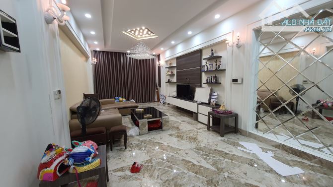 Bán gấp mặt phố La Thành 53m² giá 18.5 tỷ - Cơ hội đầu tư hiếm có!