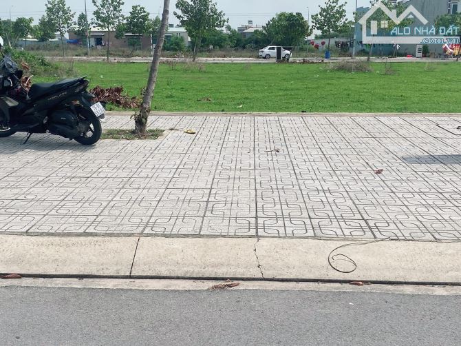 Đất thổ cư 240m² ngay khu TTHC Nhơn Trạch giá chỉ 3.6 tỷ - Cơ hội đầu tư tuyệt vời!