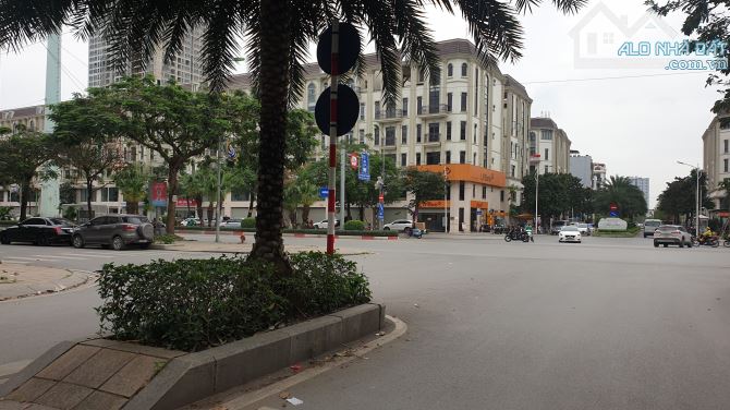 Nhà Mặt Phố Vạn Phúc 50m² giá 15.6 tỷ - Cơ hội hiếm có!