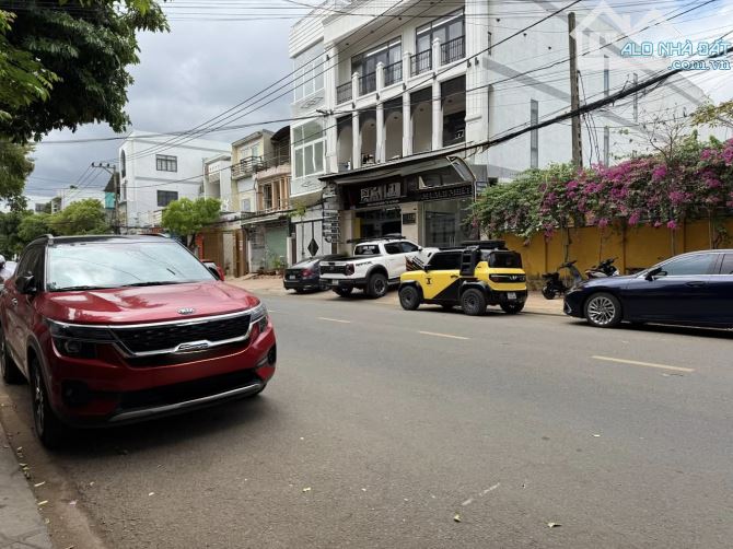 Cho thuê tòa nhà 3 tầng 1000m² mặt tiền Hùng Vương - Cơ hội hiếm có!