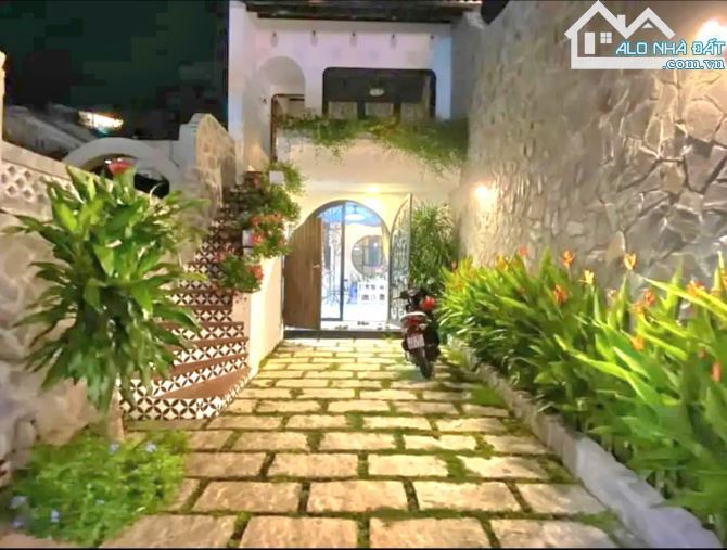 Nhà phố 3PN 120m² mặt tiền Lê Ngọc Hân 17 triệu - Cơ hội hiếm có!