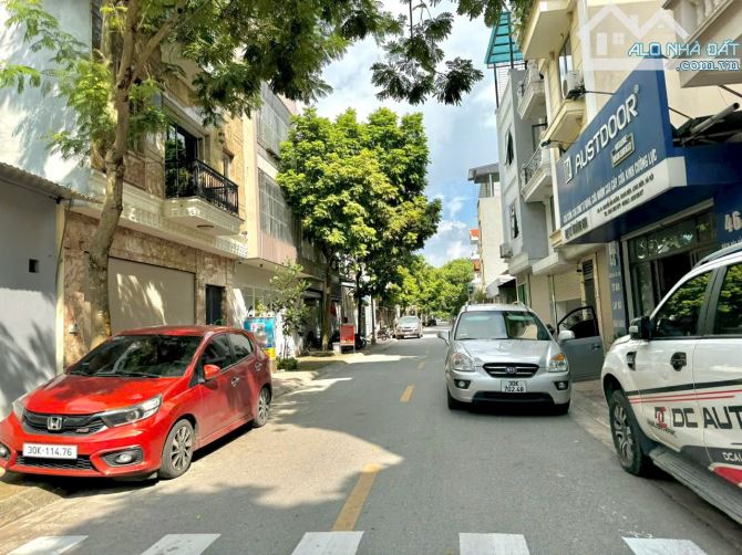 Đất nền mặt phố Giang Biên 70m² giá 12.85 tỷ - Cơ hội hiếm có!