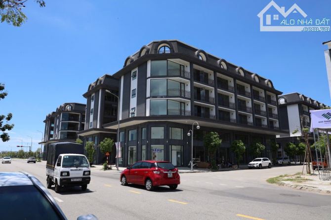 Cho thuê lô góc 2 mặt tiền Hoàng Quốc Việt giá 40 triệu - Cơ hội hiếm có!