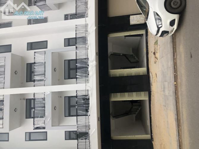 Cho thuê nhà liền kề 250m² mặt tiền Tây Sơn - Cơ hội kinh doanh tuyệt vời!