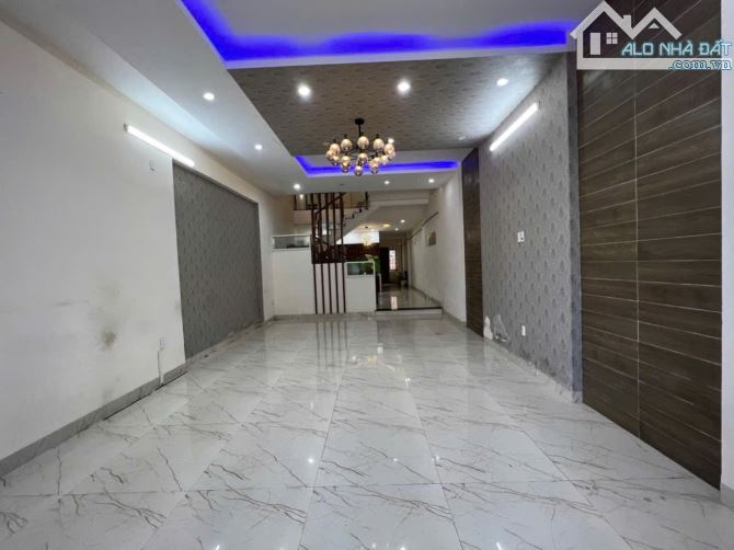 Nhà 3 Tầng Mặt Tiền 100m² Giá 15 Triệu Tại Hòa Xuân - Cơ Hội Hiếm