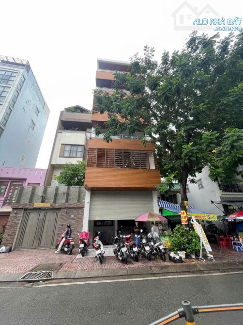 Cho thuê tòa nhà văn phòng 650m² tại Quận 1 giá 120 triệu - Cơ hội hiếm có!