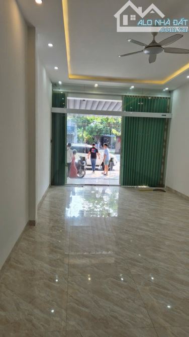 Bán nhà 3 tầng 73m² mặt tiền Lê Văn Hiến - Cơ hội đầu tư tuyệt vời!