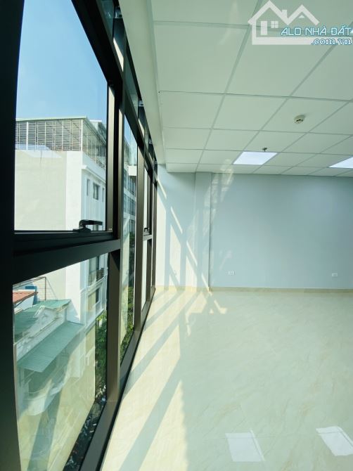 Văn phòng 50m² đường Láng Hạ giá 9 triệu - Mặt tiền kính cực đẹp!