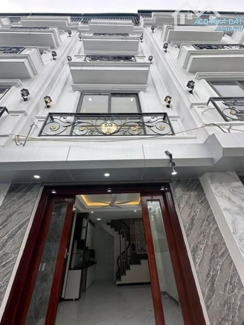 Cho thuê nhà phố Thạch Bàn 36m² giá 10 triệu - Đầy đủ nội thất, ô tô đỗ cửa!