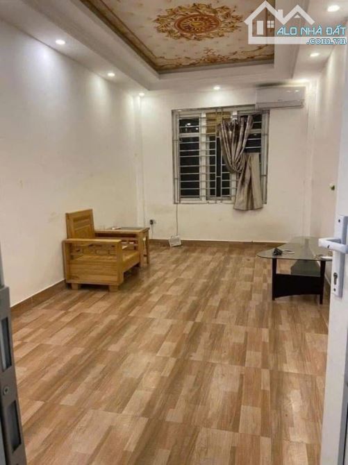 Cho thuê nhà 35m² Thạch Bàn giá 7.5 triệu - Ô tô đỗ cổng!