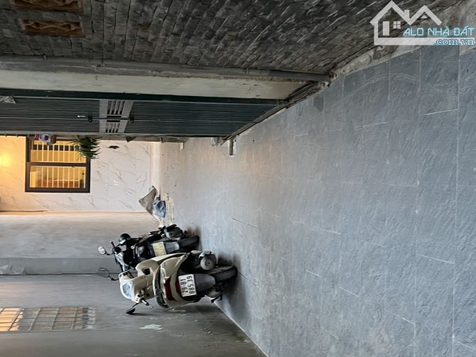 Bán gấp nhà 5 tầng 36m² Lạc Long Quân - Cầu Giấy giá 8.5 tỷ - Cơ hội hiếm có!