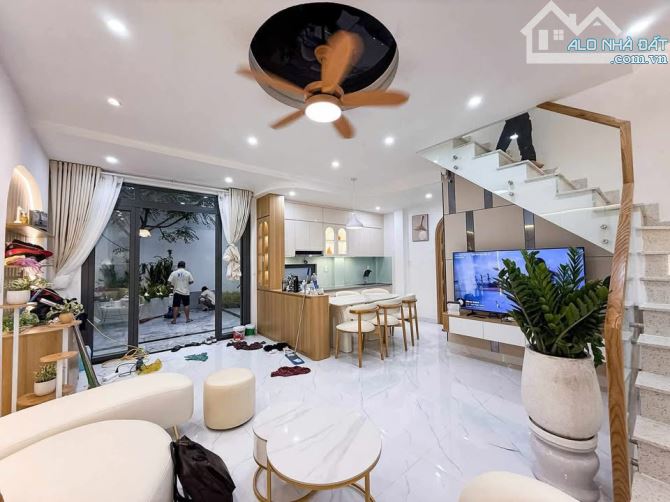 Nhà Phú Nhuận 90m² giá 7.4 tỷ - Sân vườn nghỉ dưỡng tuyệt đẹp!