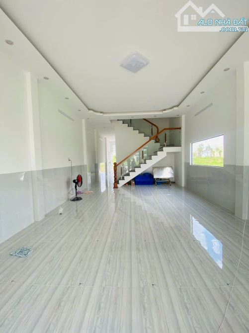 Nhà trệt lầu mới đẹp 140m² giá 8 triệu - Cơ hội hiếm có tại KDC Hồng Loan