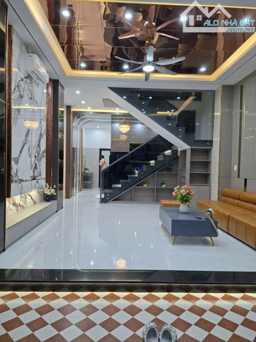 Nhà 3 Tầng Mặt Tiền Nguyễn Huy Lượng 80m² giá 25 triệu - Cơ hội hiếm có!