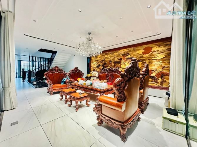 Cho thuê biệt thự 360m² Nguyễn Đình Thi - Cơ hội hiếm có!