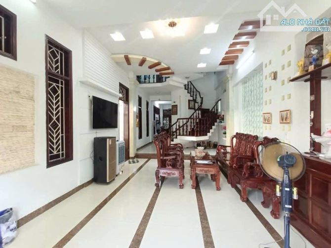 Cho thuê nhà 3 tầng lô góc 2 mặt tiền 110m² - Tố Hữu, Đà Nẵng