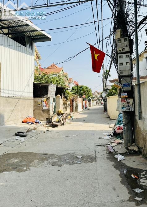 Cho thuê kho chứa hàng 300m² giá 12 triệu - Gần cầu Thăng Long