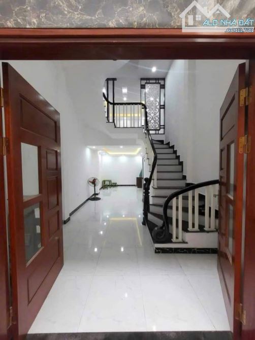 Nhà nguyên căn Bát Khối 37m² giá 10 triệu - Ô tô vào tận nơi!