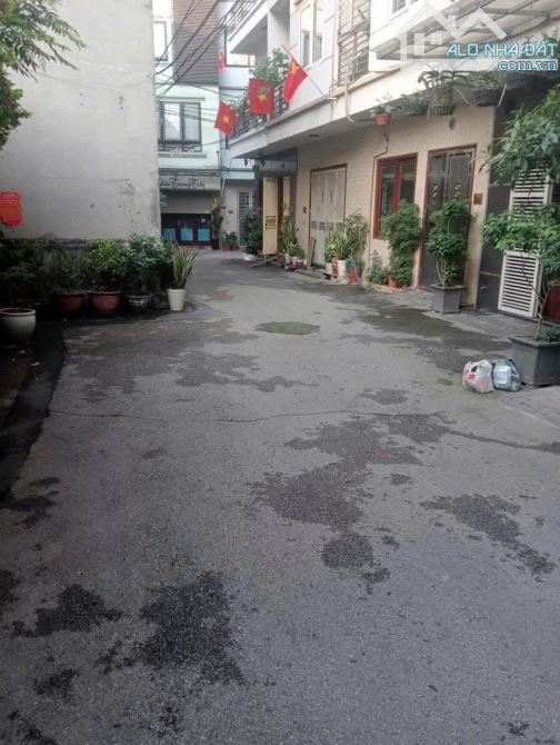 Nhà nguyên căn Ngọc Thụy 51m² giá 12 triệu - Cơ hội hiếm có!