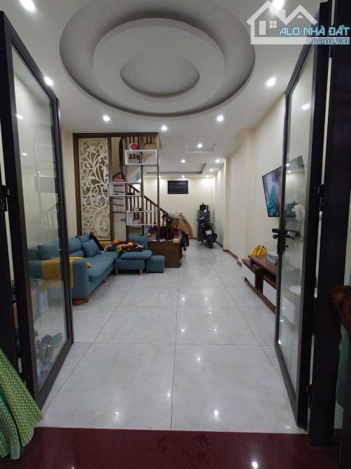 Nhà nguyên căn 42m² tại Thạch Bàn, Long Biên chỉ 10 triệu - Cơ hội hiếm có!