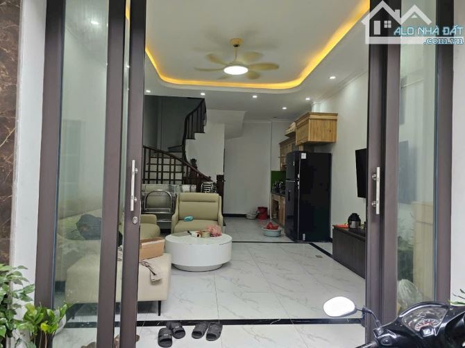 Nhà cho thuê 32m² 5 tầng Thạch Bàn giá 8.5 triệu - Cơ hội hiếm có!