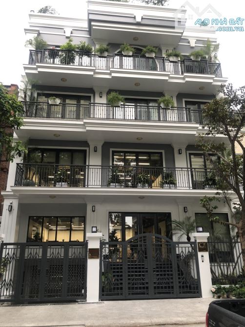 Biệt thự cho thuê 220m² tại Dịch Vọng - Cơ hội hiếm có!