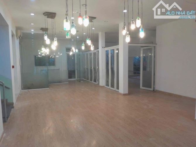 Cho thuê Nhà Cửa Kinh Doanh 658 Cách Mạng Tháng 8 1000m² - Cơ Hội Vàng Tại Quận 3!