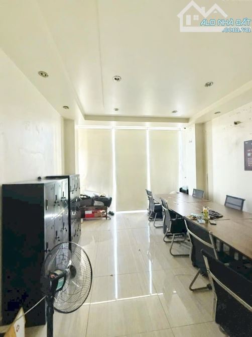 Cho thuê mặt tiền kinh doanh 300m² giá 30 triệu - Cơ hội vàng tại Quận 3!