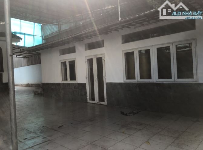 Biệt thự + Nhà kho 845m² gần Quốc Lộ 1A - Cơ hội thuê tuyệt vời!