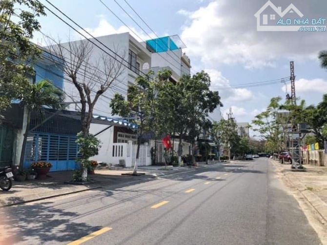 Bán đất mặt tiền Nguyễn Lộ Trạch 100m² giá 10,5 tỷ - Cơ hội đầu tư hiếm có!