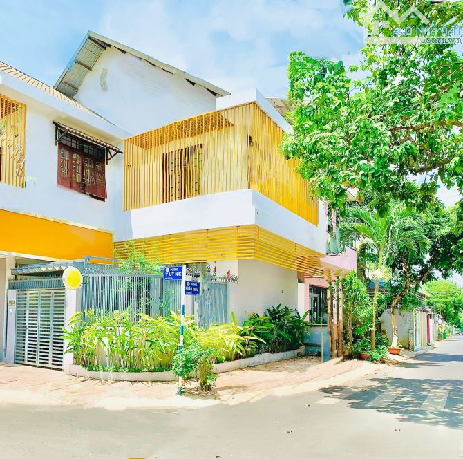 Nhà cho thuê góc 2 mặt tiền 300m² tại Buôn Ma Thuột - Cơ hội hiếm có!