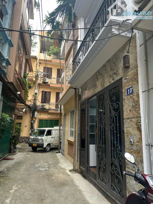 Bán Nhà Nguyễn Khang 38m² giá 10 tỷ - Vị trí đắc địa, kinh doanh thuận lợi!