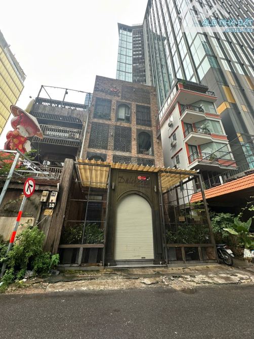 Cho thuê căn góc 960m² Quận 1 - Cơ hội kinh doanh tuyệt vời!