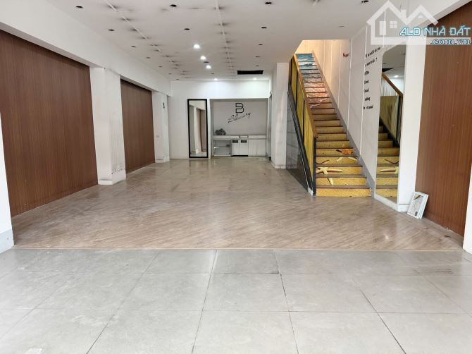 Nhà mặt phố Chùa Bộc 110m² giá 100 triệu - Kinh doanh sầm uất!