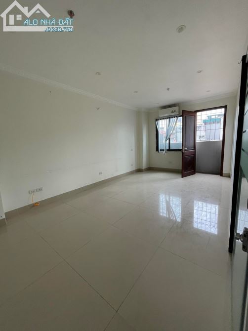 Cho thuê văn phòng 30m² Hoàng Quốc Việt - Gía chỉ 4 triệu/tháng