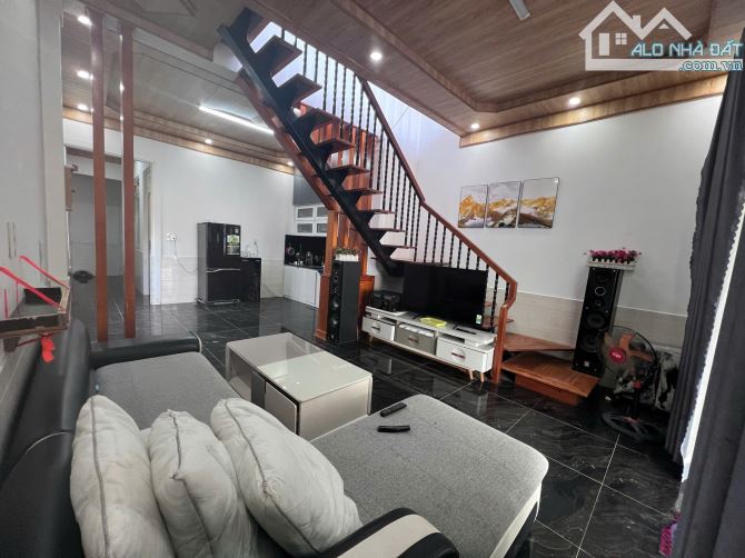 Nhà cho thuê hẻm ô tô 180m² Đường 3 Tháng Tư P3 Đà Lạt - Full nội thất, sân đậu xe